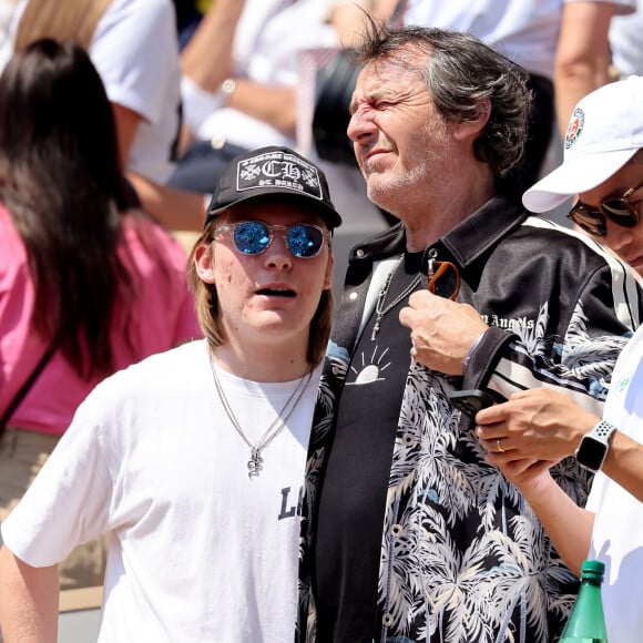 Jean-Luc Reichmann et son fils Swann - Célébrités dans les tribunes des Internationaux de France de tennis de Roland Garros 2023 le 6 juin 2023. © Jacovides-Moreau/Bestimage 