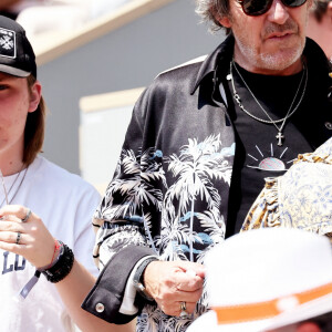 Jean-Luc Reichmann et son fils Swann - Célébrités dans les tribunes des Internationaux de France de tennis de Roland Garros 2023 le 6 juin 2023. © Jacovides-Moreau/Bestimage 