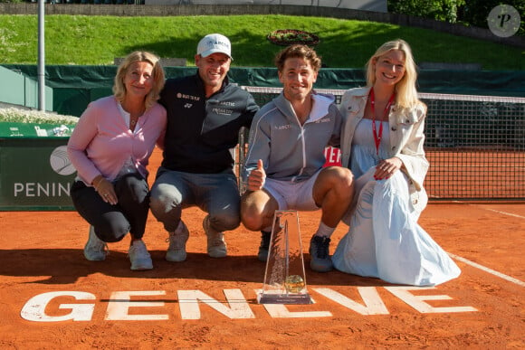 Casper Ruud pose avec sa compagne Maria Galligani et ses parents Christian et Lele Ruud - Le Norvégien Casper Ruud a remporté le tournoi ATP 250 de Genève en venant à bout de Denis Shapovalov en deux manches (7-6 (6), 6-4) à Genève en Suisse le 22 mai 2021. Le 21ème joueur mondial remporte ainsi son deuxième titre en carrière à 22 ans. © Thomas Roulin/Bestimage