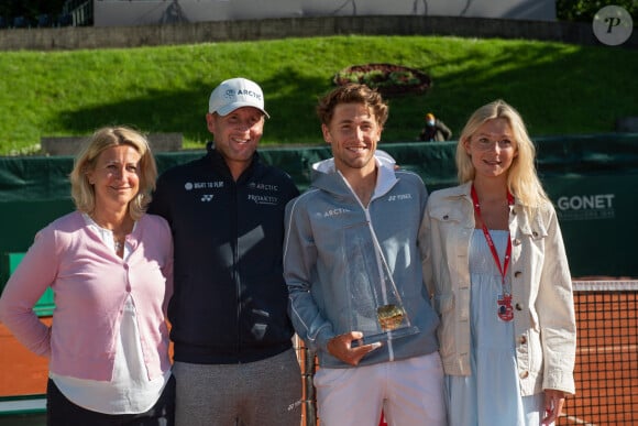 Casper Ruud pose avec sa compagne Maria Galligani et ses parents Christian et Lele Ruud - Le Norvégien Casper Ruud a remporté le tournoi ATP 250 de Genève en venant à bout de Denis Shapovalov en deux manches (7-6 (6), 6-4) à Genève en Suisse le 22 mai 2021. Le 21ème joueur mondial remporte ainsi son deuxième titre en carrière à 22 ans. © Thomas Roulin/Bestimage