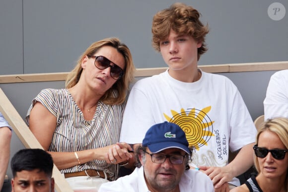 Sarah Poniatowski et son fils Roman Lavoine dans les tribunes lors des Internationaux de France de Tennis de Roland Garros 2023. Paris, le 7 juin 2023. © Jacovides / Moreau / Bestimage 