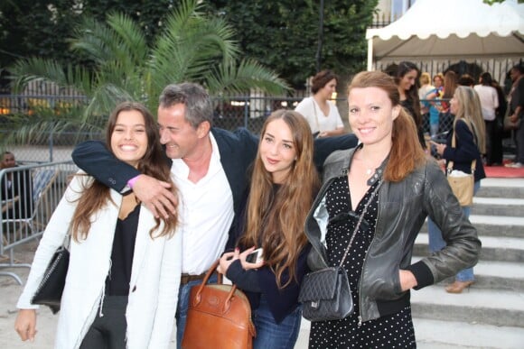 Il aime beaucoup ses enfants
Christophe Dechavanne avec sa fille Ninon et ses proches - Ouverture la Fête des Tuileries du samedi 28 juin au dimanche 24 août 2014, qui fête cette année 2 anniversaires : les 50 ans de cinéma de Claude Lelouch et les 30 ans de la Fête des Tuileries. Paris le 27 juin 2014