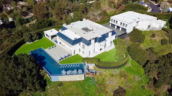 Composée de 3.500 mètres carrés, la majestueuse demeure a été achetée par le couple au prix de 60 millions d'euros. 
La nouvelle maison de Ben Affleck et Jennifer Affleck (Lopez) compte 12 chambres, 24 salles de bains et 15 cheminées à Beverly Hills. Acquise pour près de 60 millions de dollars, la demeure de 3.500 mètres carrés comprend notamment un terrain de pickleball intérieur, une salle de sport, un ring de boxe, une dépendance de deux chambres, un garage pour 10 voitures et un parking supplémentaire pouvant accueillir jusqu'à 80 voitures, une cuisine extérieure complète, une piscine à débordement. La propriété est située dans une communauté fermée discrète et sécurisée dans le quartier de Benedict Canyon. Le 4 juin 2023.