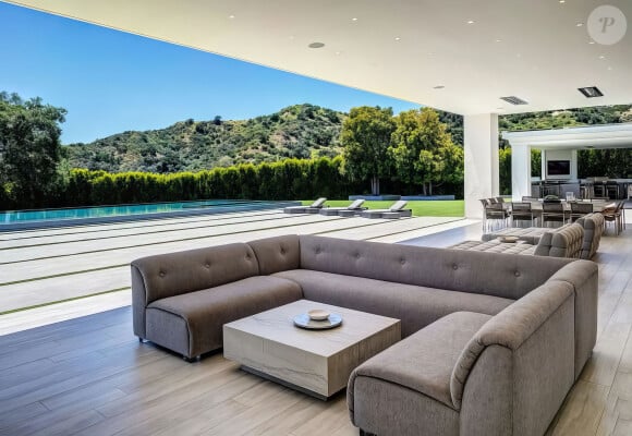 La nouvelle maison de Ben Affleck et Jennifer Affleck (Lopez) compte 12 chambres, 24 salles de bains et 15 cheminées à Beverly Hills. Acquise pour près de 60 millions de dollars, la demeure de 3.500 mètres carrés comprend notamment un terrain de pickleball intérieur, une salle de sport, un ring de boxe, une dépendance de deux chambres, un garage pour 10 voitures et un parking supplémentaire pouvant accueillir jusqu'à 80 voitures, une cuisine extérieure complète, une piscine à débordement. La propriété est située dans une communauté fermée discrète et sécurisée dans le quartier de Benedict Canyon. Le 4 juin 2023. 