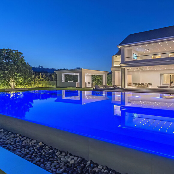 La nouvelle maison de Ben Affleck et Jennifer Affleck (Lopez) compte 12 chambres, 24 salles de bains et 15 cheminées à Beverly Hills. Acquise pour près de 60 millions de dollars, la demeure de 3.500 mètres carrés comprend notamment un terrain de pickleball intérieur, une salle de sport, un ring de boxe, une dépendance de deux chambres, un garage pour 10 voitures et un parking supplémentaire pouvant accueillir jusqu'à 80 voitures, une cuisine extérieure complète, une piscine à débordement. La propriété est située dans une communauté fermée discrète et sécurisée dans le quartier de Benedict Canyon. Le 4 juin 2023. 