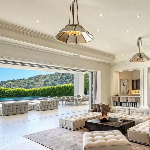 La nouvelle maison de Ben Affleck et Jennifer Affleck (Lopez) compte 12 chambres, 24 salles de bains et 15 cheminées à Beverly Hills. Acquise pour près de 60 millions de dollars, la demeure de 3.500 mètres carrés comprend notamment un terrain de pickleball intérieur, une salle de sport, un ring de boxe, une dépendance de deux chambres, un garage pour 10 voitures et un parking supplémentaire pouvant accueillir jusqu'à 80 voitures, une cuisine extérieure complète, une piscine à débordement. La propriété est située dans une communauté fermée discrète et sécurisée dans le quartier de Benedict Canyon. Le 4 juin 2023. 