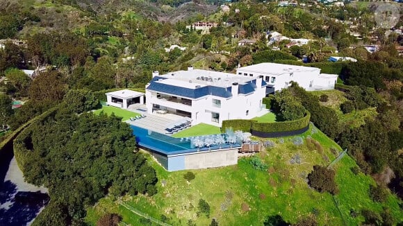 Des mois qu'ils recherchent leur nid d'amour. 
La nouvelle maison de Ben Affleck et Jennifer Affleck (Lopez) compte 12 chambres, 24 salles de bains et 15 cheminées à Beverly Hills. Acquise pour près de 60 millions de dollars, la demeure de 3.500 mètres carrés comprend notamment un terrain de pickleball intérieur, une salle de sport, un ring de boxe, une dépendance de deux chambres, un garage pour 10 voitures et un parking supplémentaire pouvant accueillir jusqu'à 80 voitures, une cuisine extérieure complète, une piscine à débordement. La propriété est située dans une communauté fermée discrète et sécurisée dans le quartier de Benedict Canyon. 