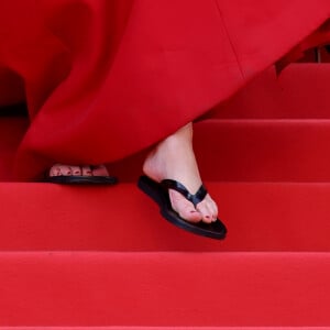 L'actrice est arrivée en talons, dans une imposante robe rouge griffée Christian Dior.
Jennifer Lawrence - Montée des marches du film "Anatomie d'une chute" lors du 76e Festival de Cannes. Le 21 mai 2023. © Jacovides-Moreau / Bestimage
