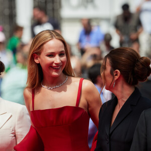 "Il n'y avait rien de politique là-dedans. Je n'avais aucune idée de ce qui était en train de se passer jusqu'à ce que ça sorte et que ça devienne une vraie polémique? Je savais que je serais lamentablement tombée si j'avais gardé mes chaussures."
Sahra Mani, Jennifer Lawrence, Justine Ciarrocchi - Montée des marches du film "Anatomie d'une chute" lors du 76e Festival de Cannes. Le 21 mai 2023. © Jacovides-Moreau / Bestimage