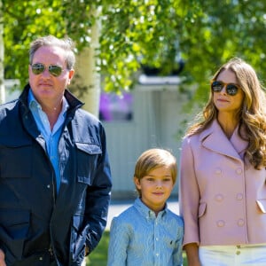 La princesse Madeleine de Suède inaugure en famille le parc d'aventures à Docksta, avec son mari, Christopher O'Neill (Chris O'Neill) et leur fils, le prince Nicolas de Suède, le 21 juin 2022. 