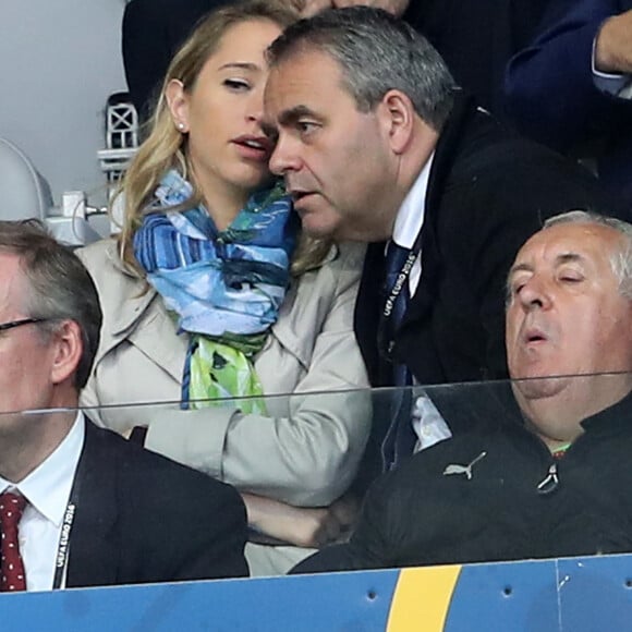 Xavier Bertrand, Président du conseil régional de Nord-Pas-de-Calais-Picardie et Vanessa Williot, conseillère municipale de Saint-Amand-les-Eaux dans les tribunes lors du match de quarts de finale de l'Euro Belgique-Pays de Galles remporté par les Gallois 3 à 1 à Lille le 1er juillet 2016. © Cyril Moreau / Bestimage 