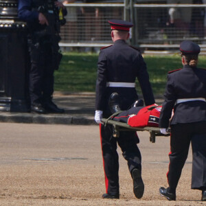 Certains membres de l'armée se sont évanouis durant les répétitions.
Un membre de l'armée est emmené par civière du terrain de parade après s'être évanoui lors de la revue du colonel, pour Trooping the Colour, à Horse Guards Parade à Londres, avant la parade d'anniversaire du roi le 17 juin. Samedi 10 juin 2023. Photo by Jonathan Brady/PA Wire/ABACAPRESS.COM