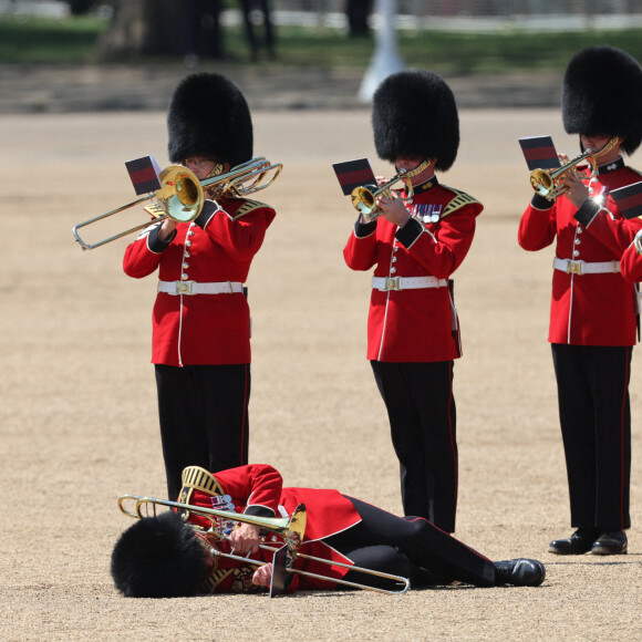 Les répétitions du défilé Trooping the Colour a eu lieu à Londres
Un membre de l'armée s'évanouit dans la chaleur lors de la revue du colonel, pour Trooping the Colour, à Horse Guards Parade à Londres, avant le King's Birthday Parade. Photo by Stephen Lock / i-Images/ABACAPRESS.COM