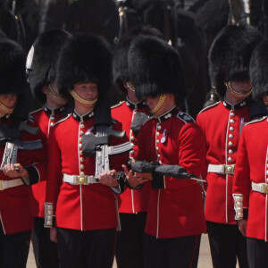 Un membre de l'armée s'évanouit dans la chaleur lors de la revue du colonel, pour Trooping the Colour, à Horse Guards Parade à Londres, avant le King's Birthday Parade le 17 juin. Samedi 10 juin 2023. Photo by Jonathan Brady/PA Wire/ABACAPRESS.COM