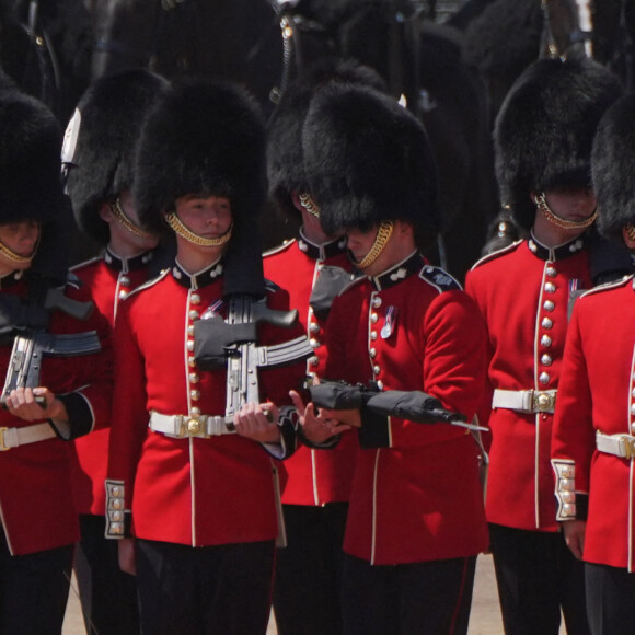 Un membre de l'armée s'évanouit dans la chaleur lors de la revue du colonel, pour Trooping the Colour, à Horse Guards Parade à Londres, avant le King's Birthday Parade le 17 juin. Samedi 10 juin 2023. Photo by Jonathan Brady/PA Wire/ABACAPRESS.COM
