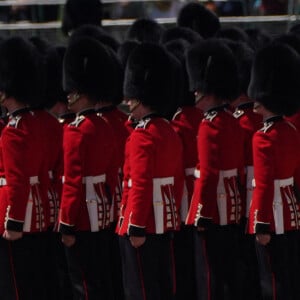 Un membre de l'armée s'évanouit dans la chaleur lors de la revue du colonel, pour Trooping the Colour, à Horse Guards Parade à Londres, avant le King's Birthday Parade le 17 juin. Samedi 10 juin 2023. Photo by Jonathan Brady/PA Wire/ABACAPRESS.COM