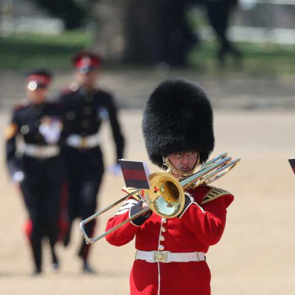 Un membre de l'armée s'évanouit dans la chaleur lors de la revue du colonel, pour Trooping the Colour, à Horse Guards Parade à Londres, avant le King's Birthday Parade le 17 juin. Samedi 10 juin 2023. Photo by Stephen Lock / i-Images/ABACAPRESS.COM