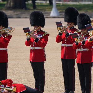 Un membre de l'armée s'évanouit dans la chaleur lors de la revue du colonel, pour Trooping the Colour, à Horse Guards Parade à Londres, avant le King's Birthday Parade le 17 juin. Samedi 10 juin 2023. Photo by Jonathan Brady/PA Wire/ABACAPRESS.COM