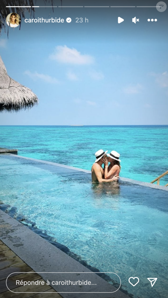 Elle a notamment dévoilé une image où elle embrasse son beau mari dans une piscine à débordement.