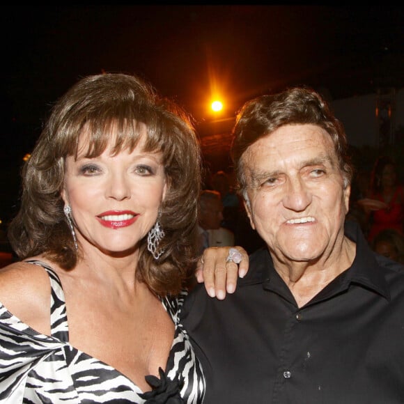 Il est demandé à ce que les personnes qui assistent aux funérailles ne portent pas de noir, mais favorisent le bleu marine et le blanc.
Joan Collins et Tony Murray - Soirée organisée par le milliardaire Tony Murray dans sa villa Las Brisas du parc de Saint Tropez.