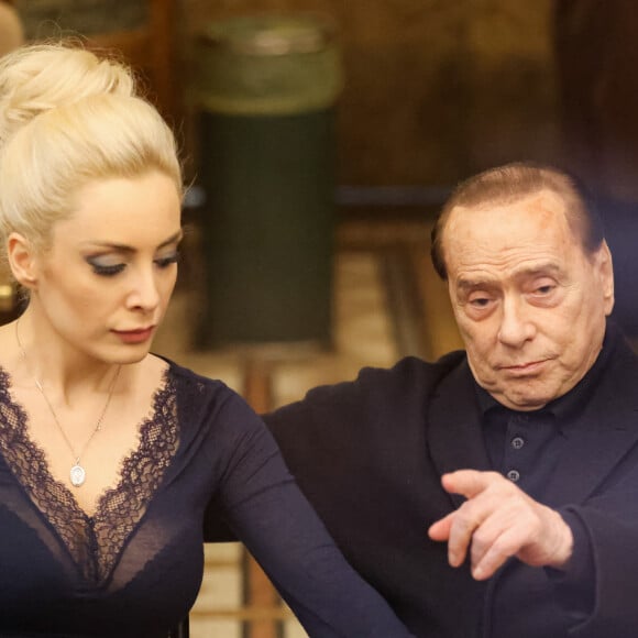Silvio Berlusconi avec sa compagne Marta Fascina da Cracco au restaurant du chef Carlo Cracco dans la Galleria Vittorio Emanuele à Milan, Italie, le 25 février 2022. 