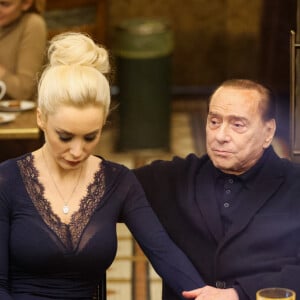 Silvio Berlusconi avec sa compagne Marta Fascina da Cracco au restaurant du chef Carlo Cracco dans la Galleria Vittorio Emanuele à Milan, Italie, le 25 février 2022. 