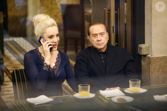 Silvio Berlusconi est décédé à l'âge de 86 ans. 
Silvio Berlusconi avec sa compagne Marta Fascina da Cracco au restaurant du chef Carlo Cracco dans la Galleria Vittorio Emanuele à Milan, Italie. 
