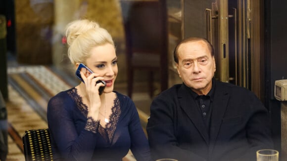 Silvio Berlusconi avait "épousé" sa compagne de 53 ans sa cadette : une robe de mariée avec une traîne de 3,5m de long