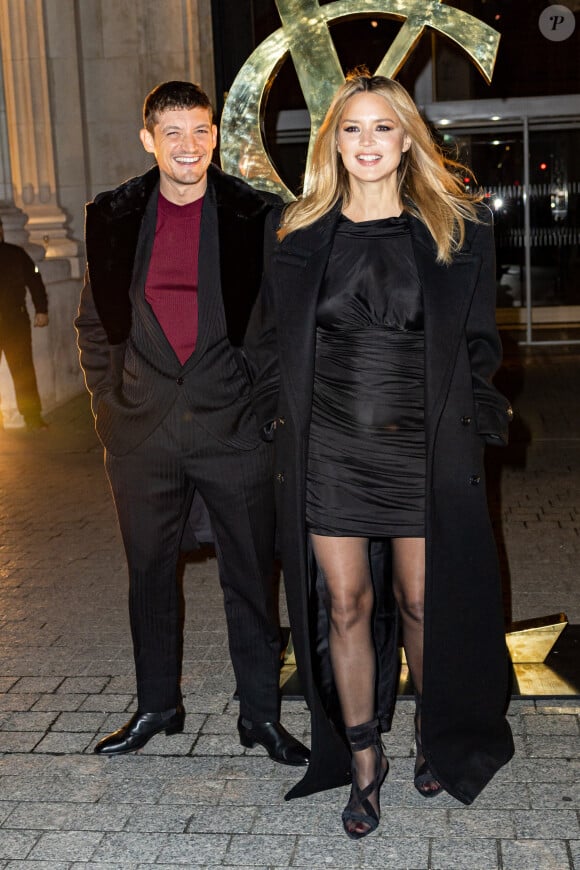 Niels Schneider et sa compagne Virginie Efira - Défilé Saint Laurent Homme Automne-Hiver 2023-2024 lors de la Fashion Week à Paris le 17 janvier 2022. © Olivier Borde/Bestimage