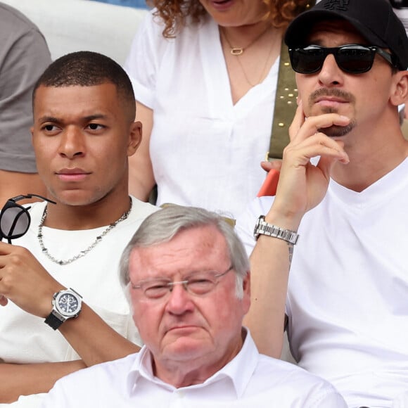 Kylian Mbappé et Zlatan Ibrahimovic - Célébrités en tribunes des Internationaux de France de tennis de Roland Garros 2023 à Paris le 11 juin 2023. © Jacovides-Moreau/Bestimage 