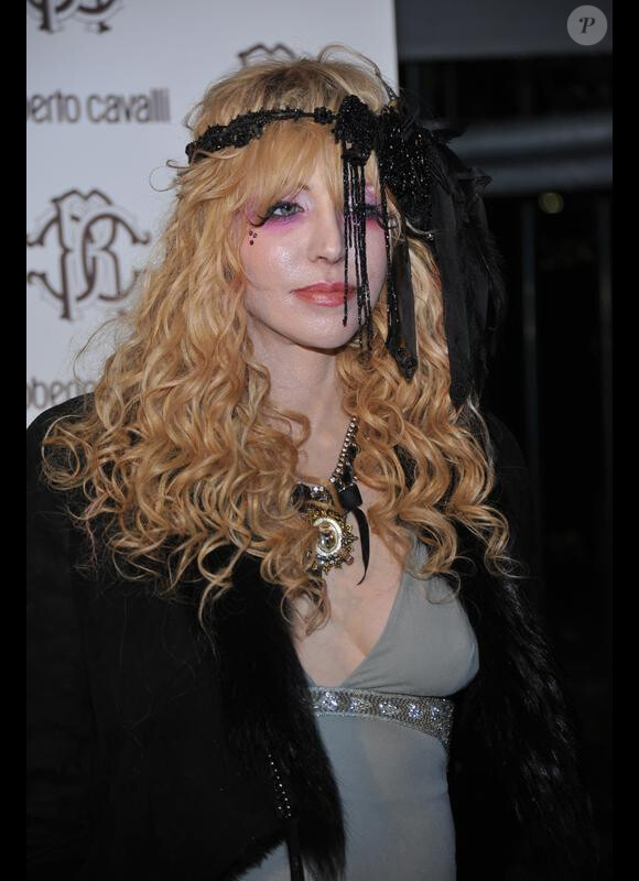 Courtney Love toujours aussi déjantée lors de la soirée Roberto Cavalli à Milan à l'occasion de la Fashion Week le 28 février 2010