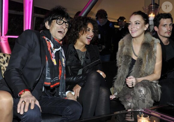 Ronnie Wood s'éclate avec Ana Araujo et lindsay Lohan lors de la soirée Roberto Cavalli à Milan à l'occasion de la Fashion Week le 28 février 2010