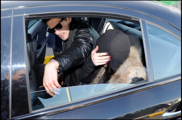 A la sortie d'une défilé de mode, Lindsay Lohan se rend à l'aéroport de Milan et ne peut s'empêcher de s'en prendre aux paparazzi présents en leur jetant une canette de RedBull le 1er mars 2010