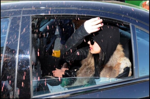 A la sortie d'une défilé de mode, Lindsay Lohan se rend à l'aéroport de Milan et ne peut s'empêcher de s'en prendre aux paparazzi présents en leur jetant une canette de RedBull le 1er mars 2010