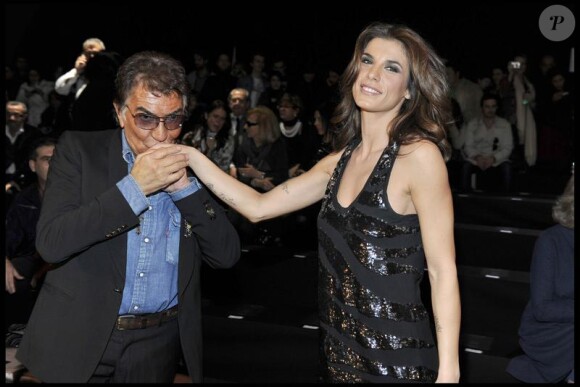 Roberto Cavalli ne résiste pas aux charmes de la belle Elisabetta Canalis lors de la soirée Roberto Cavalli à Milan à l'occasion de la Fashion Week le 28 février 2010