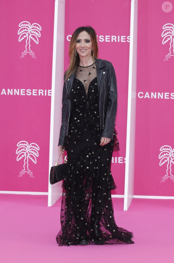 Fabienne Carat (robe Christophe Guillarmé, volantée en tulle noir floqué, boucles d'oreilles Helena Joy Paris, pochette Carmen Steffens) sur le pink carpet de la cérémonie de clôture de la 5ème saison du festival Canneseries le 6 avril 2022. © Denis Guignebourg / Bestimage