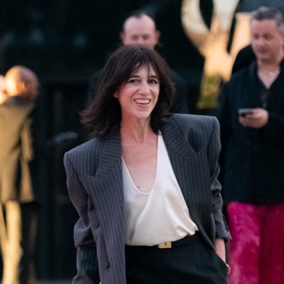 C'était le jour de l'anniversaire de son fils aîné Ben Attal.
Charlotte Gainsbourg au défilé Summer Saint-Laurent intitulé "Each Man Kills The Thing He Loves" à Berlin.