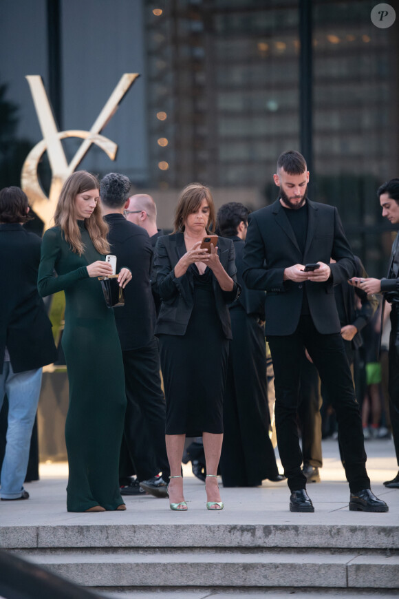 Luca Gadjus, Carine Roitfeld, Vladimir Restoin Roitfeld au défilé Summer 2024 Saint-Laurent intitulé "Each Man Kills The Thing He Loves" à Berlin, le 12 juin 2023.