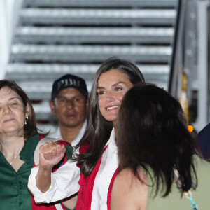 Son voyage devrait servir à parler de la pauvreté et de nombreuses questions sociales.
La reine Letizia d'Espagne accueillie par la Première dame de colombie Veronica Alcocer à l'aéroport international Rafael Nunez à Carthagène, dans le cadre du premier jour de la tournée de coopération de la reine espagnole en Colombie, le 13 juin 2023. 