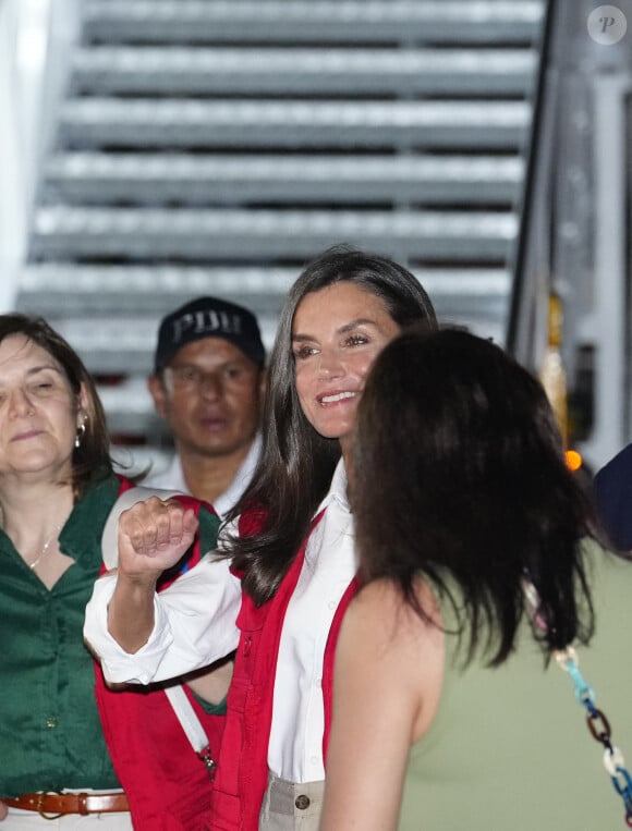 Son voyage devrait servir à parler de la pauvreté et de nombreuses questions sociales.
La reine Letizia d'Espagne accueillie par la Première dame de colombie Veronica Alcocer à l'aéroport international Rafael Nunez à Carthagène, dans le cadre du premier jour de la tournée de coopération de la reine espagnole en Colombie, le 13 juin 2023. 