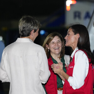 Elle y a retrouvé la première dame du pays, très complice.
La reine Letizia d'Espagne accueillie par la Première dame de colombie Veronica Alcocer à l'aéroport international Rafael Nunez à Carthagène, dans le cadre du premier jour de la tournée de coopération de la reine espagnole en Colombie, le 13 juin 2023. 