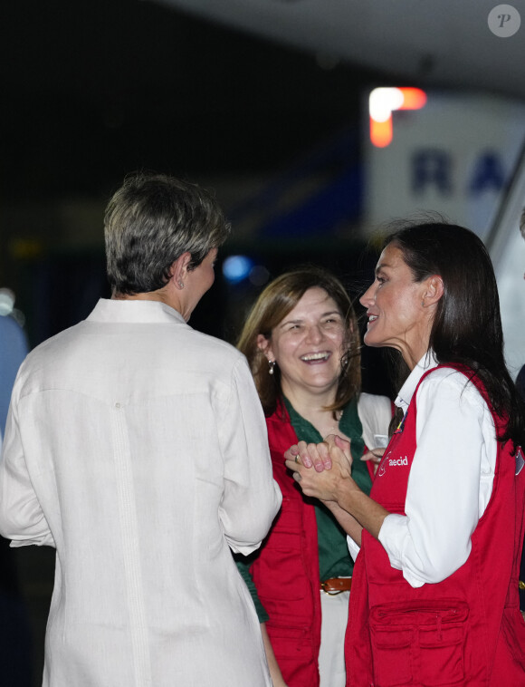 Elle y a retrouvé la première dame du pays, très complice.
La reine Letizia d'Espagne accueillie par la Première dame de colombie Veronica Alcocer à l'aéroport international Rafael Nunez à Carthagène, dans le cadre du premier jour de la tournée de coopération de la reine espagnole en Colombie, le 13 juin 2023. 
