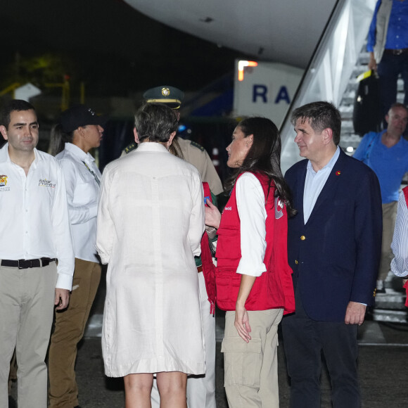 La reine Letizia d'Espagne accueillie par la Première dame de colombie Veronica Alcocer à l'aéroport international Rafael Nunez à Carthagène, dans le cadre du premier jour de la tournée de coopération de la reine espagnole en Colombie, le 13 juin 2023. 