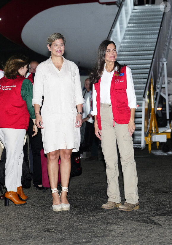 Letizia d'Espagne est arrivée en Colombie pour un voyage de trois jours.
La reine Letizia d'Espagne accueillie par la Première dame de colombie Veronica Alcocer à l'aéroport international Rafael Nunez à Carthagène, dans le cadre du premier jour de la tournée de coopération de la reine espagnole en Colombie. 