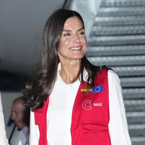 Letizia d'Espagne est arrivée en Colombie pour un voyage de trois jours.
La reine Letizia d'Espagne accueillie par la Première dame de colombie Veronica Alcocer à l'aéroport international Rafael Nunez à Carthagène, dans le cadre du premier jour de la tournée de coopération de la reine espagnole en Colombie. 