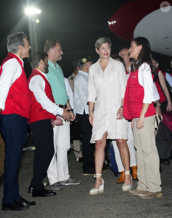 La reine Letizia d'Espagne accueillie par la Première dame de colombie Veronica Alcocer à l'aéroport international Rafael Nunez à Carthagène, dans le cadre du premier jour de la tournée de coopération de la reine espagnole en Colombie, le 13 juin 2023. 