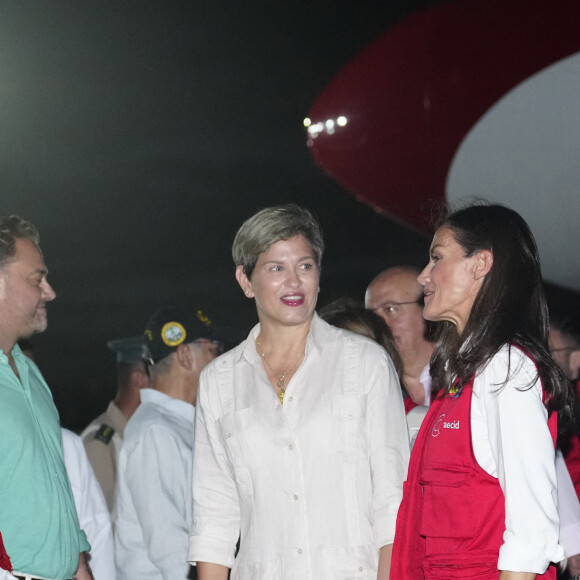La reine Letizia d'Espagne accueillie par la Première dame de colombie Veronica Alcocer à l'aéroport international Rafael Nunez à Carthagène, dans le cadre du premier jour de la tournée de coopération de la reine espagnole en Colombie, le 13 juin 2023. 