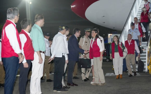 La reine Letizia d'Espagne accueillie par la Première dame de colombie Veronica Alcocer à l'aéroport international Rafael Nunez à Carthagène, dans le cadre du premier jour de la tournée de coopération de la reine espagnole en Colombie, le 13 juin 2023. 