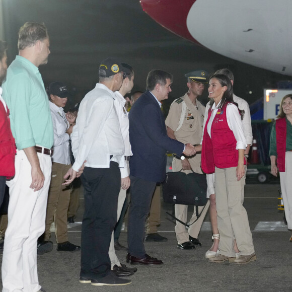 La reine Letizia d'Espagne accueillie par la Première dame de colombie Veronica Alcocer à l'aéroport international Rafael Nunez à Carthagène, dans le cadre du premier jour de la tournée de coopération de la reine espagnole en Colombie, le 13 juin 2023. 