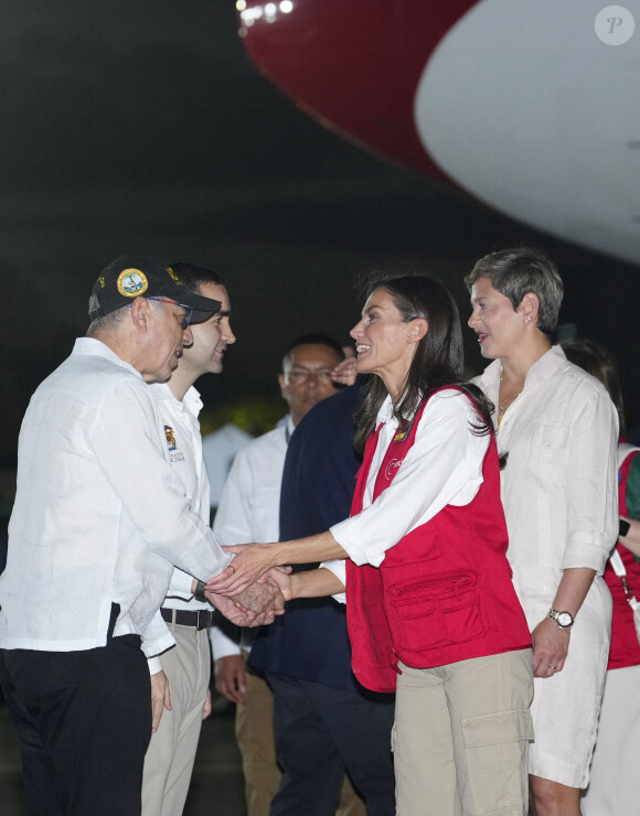 En revanche, Felipe d'Espagne était absent.
La reine Letizia d'Espagne accueillie par la Première dame de colombie Veronica Alcocer à l'aéroport international Rafael Nunez à Carthagène, dans le cadre du premier jour de la tournée de coopération de la reine espagnole en Colombie, le 13 juin 2023. 